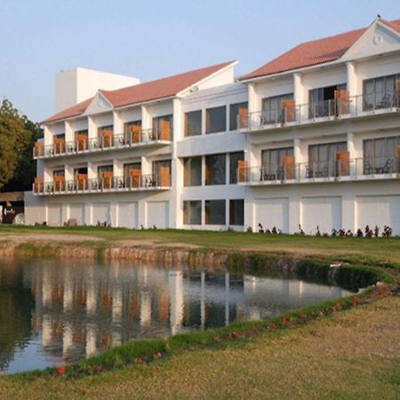 Club Mahindra Kensville Golf Resort Ahmedabad Exterior foto